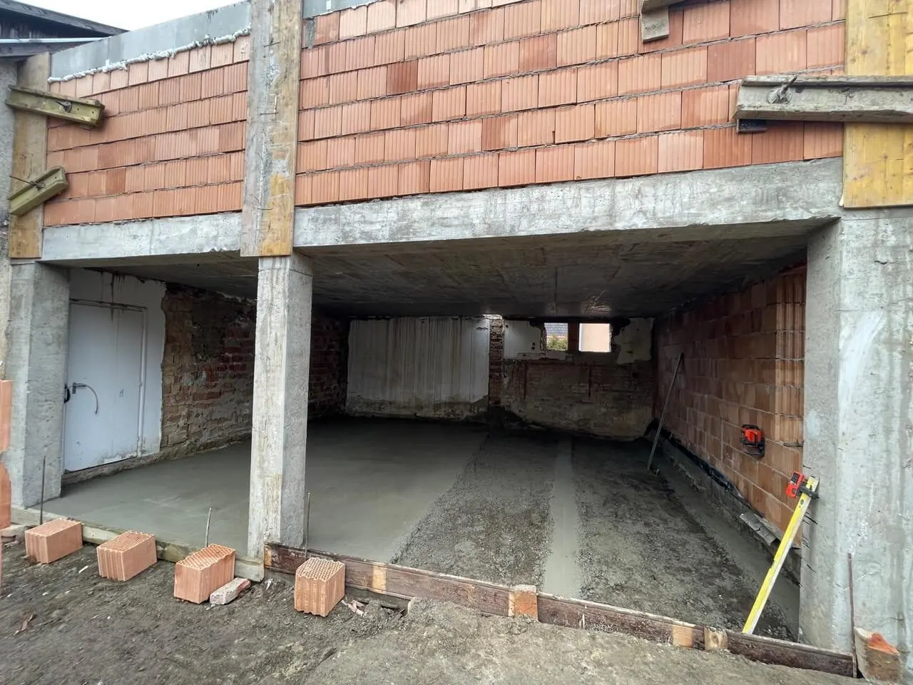 The Brick/YTONG House Building Process: From Foundations to Key Handover