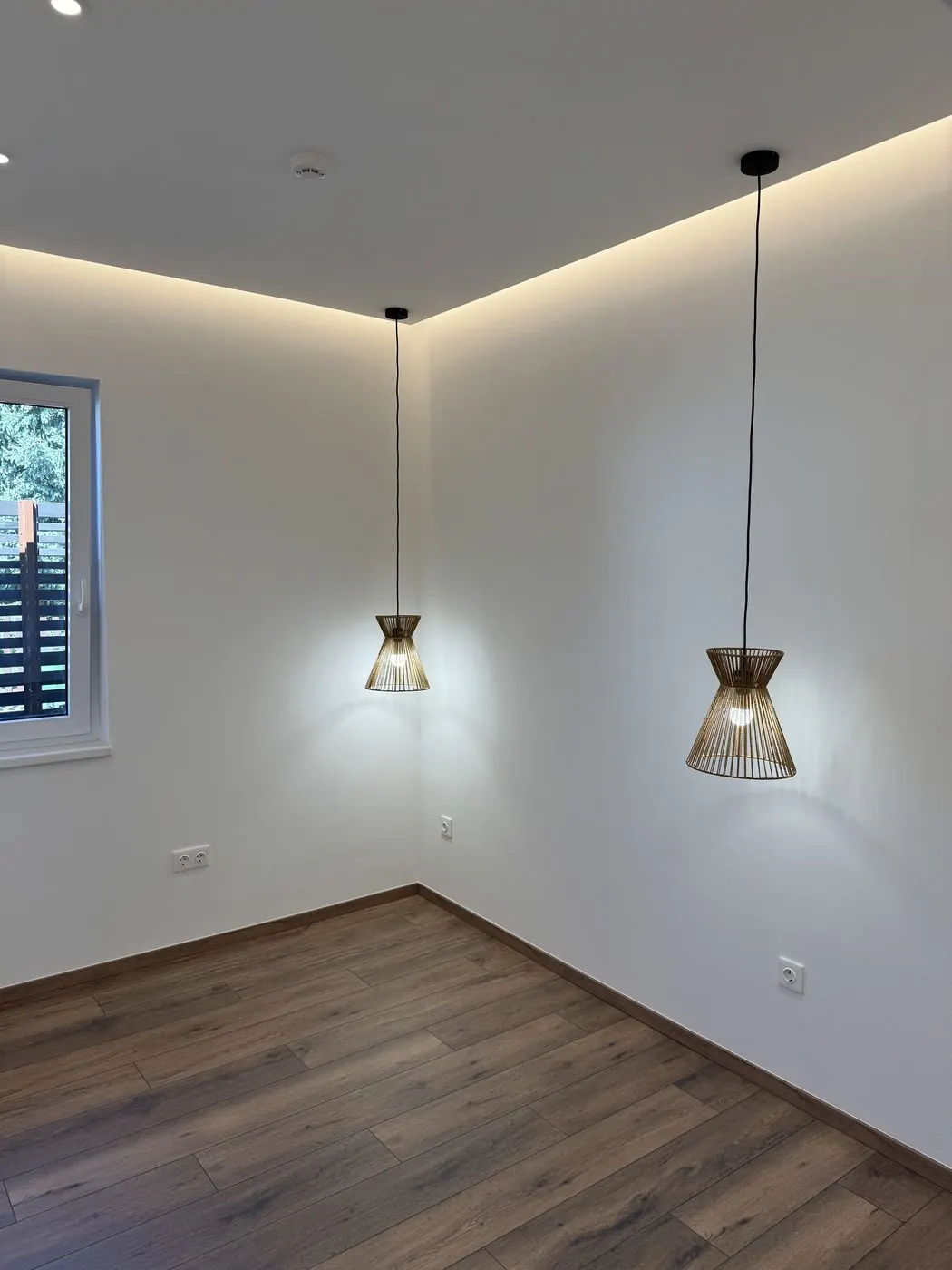 Room renovated with new wiring, with concealed LED lighting and pendant lamps