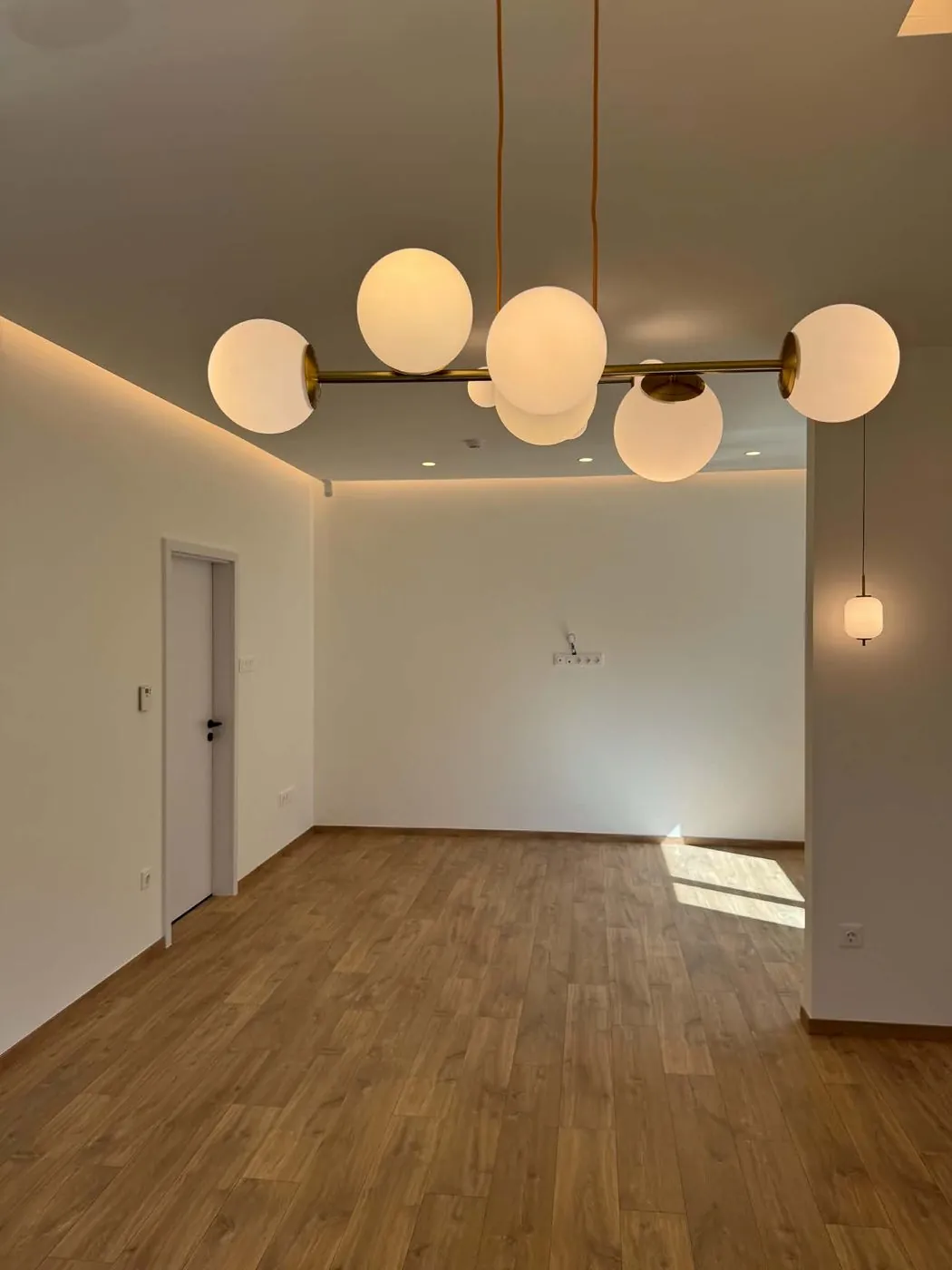 Solymár, partial apartment renovation – bathroom with gold mirrors