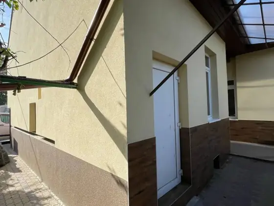 Családi ház felújított homlokzata új ablakokkal – TeleHome felújítás referencia
