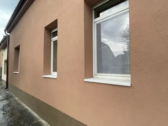 Családi ház felújított homlokzata új ablakokkal – TeleHome felújítás referencia