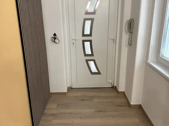 Előszoba új bejárati ajtóval – TeleHome felújítás referencia
