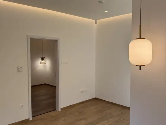 Felújított szoba rejtett világítással – TeleHome felújítás referencia