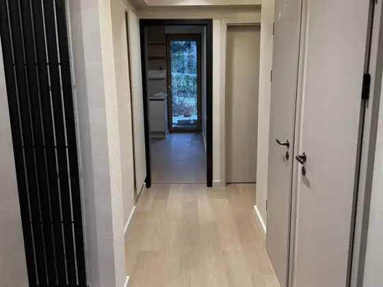 Folyosó fekete designradiátorral – TeleHome felújítás referencia
