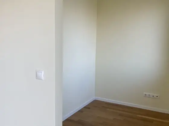 Frissen festett szoba új padlóval – TeleHome felújítás referencia