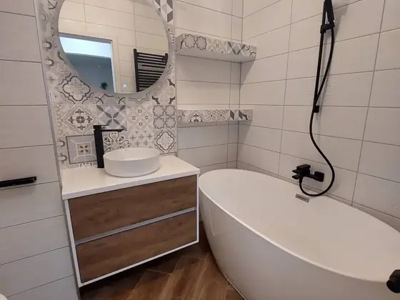 Fürdőszoba mintás csempével és szabadon álló káddal – TeleHome felújítás referencia
