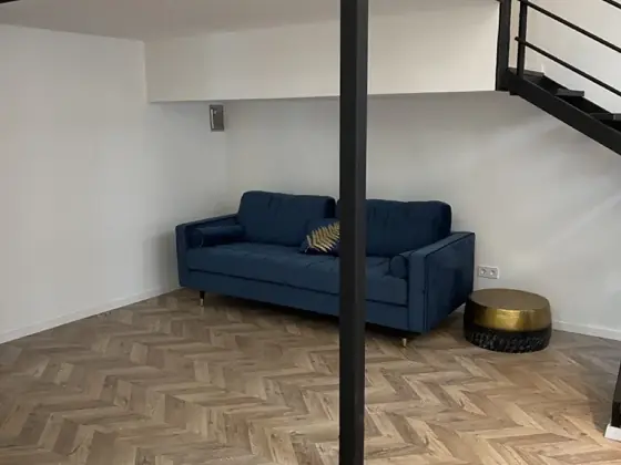 Galériás nappali halszálka padlóval – TeleHome felújítás referencia