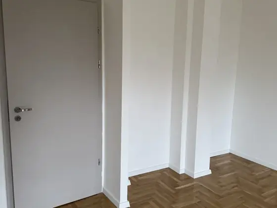 Halszálka parketta felújított szobában – TeleHome felújítás referencia