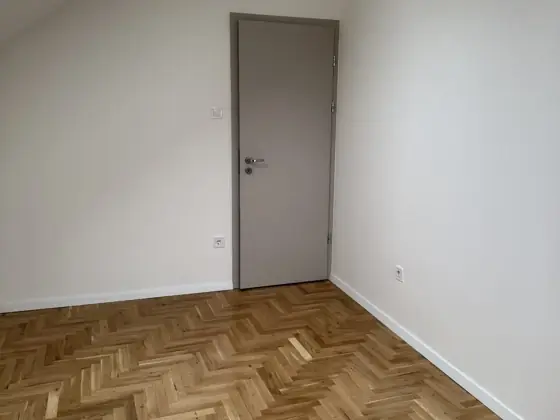 Halszálka parketta felújított szobában – TeleHome felújítás referencia