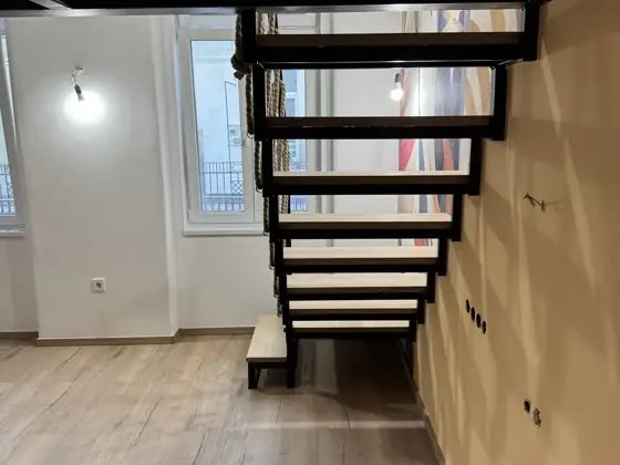 Lebegő lépcső a galéria alatt – TeleHome felújítás referencia