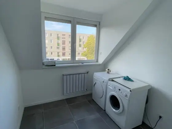 Mosókonyha sötét padlólappal – TeleHome felújítás referencia