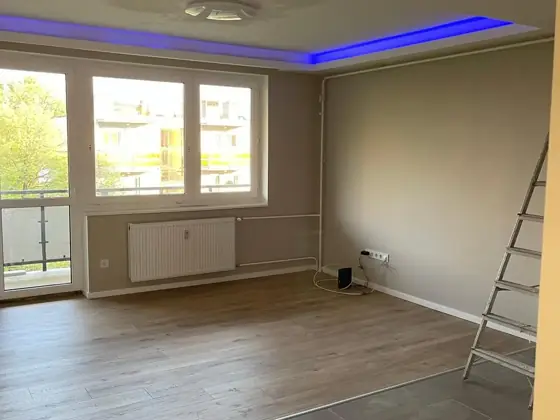 Nappali színes LED mennyezetvilágítással – TeleHome felújítás referencia
