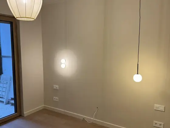 Szoba függőlámpákkal – TeleHome felújítás referencia