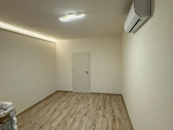 Szoba klímával és rejtett világítással – TeleHome felújítás referencia