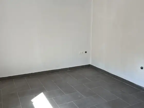 Szoba sötét padlólappal – TeleHome felújítás referencia