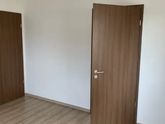 Szoba új beltéri ajtóval – TeleHome felújítás referencia