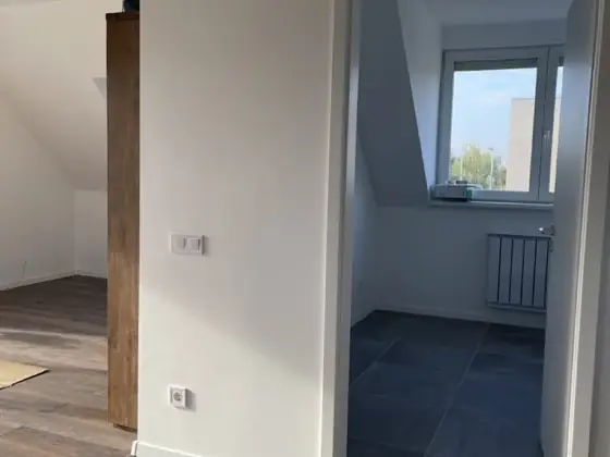 Tetőtéri átjáró új burkolattal – TeleHome felújítás referencia