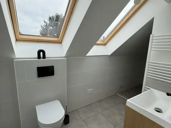 Tetőtéri fürdőszoba tetőablakkal – TeleHome felújítás referencia