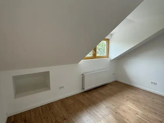 Tetőtéri szoba új parkettával – TeleHome felújítás referencia