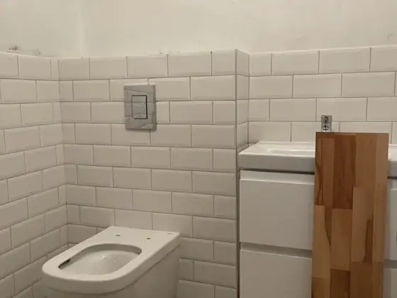 WC fali öblítőtartállyal és metrócsempével – TeleHome felújítás referencia