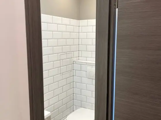 WC fehér metrócsempével – TeleHome felújítás referencia