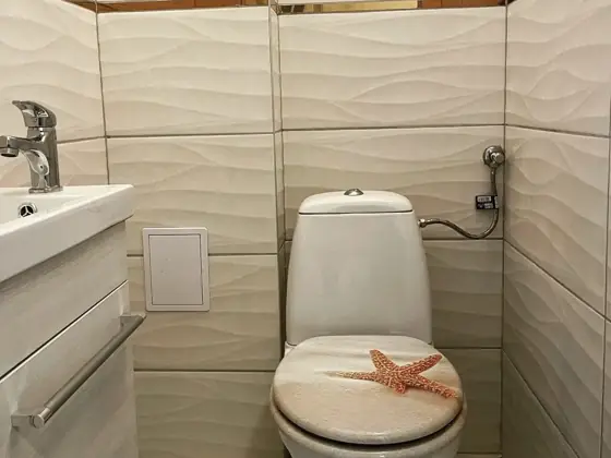 WC hullámos csempével – TeleHome felújítás referencia