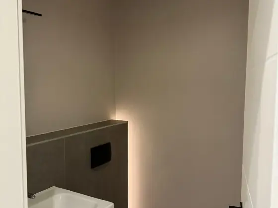 WC rejtett világítással – TeleHome felújítás referencia