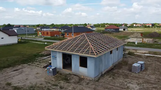 SIP ház tetőlécezés közben – TeleHome SIP panel házépítés referencia
