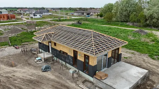 SIP ház tetőszerkezettel – TeleHome SIP panel házépítés referencia