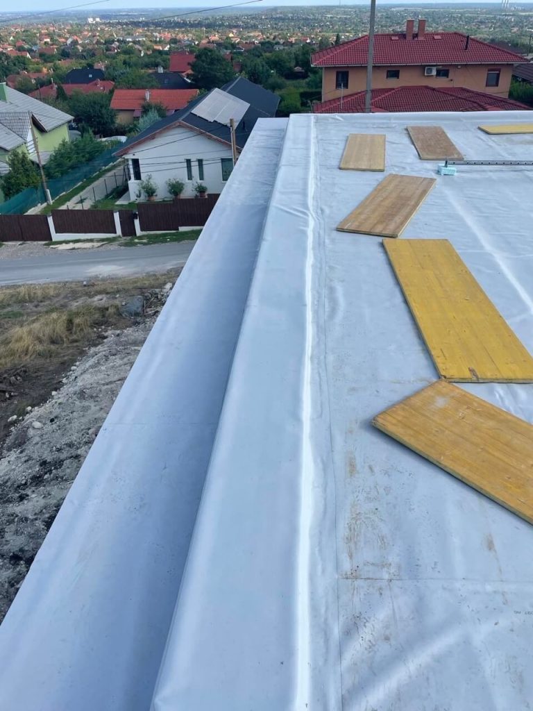 Egy tető vízszigetelés után.