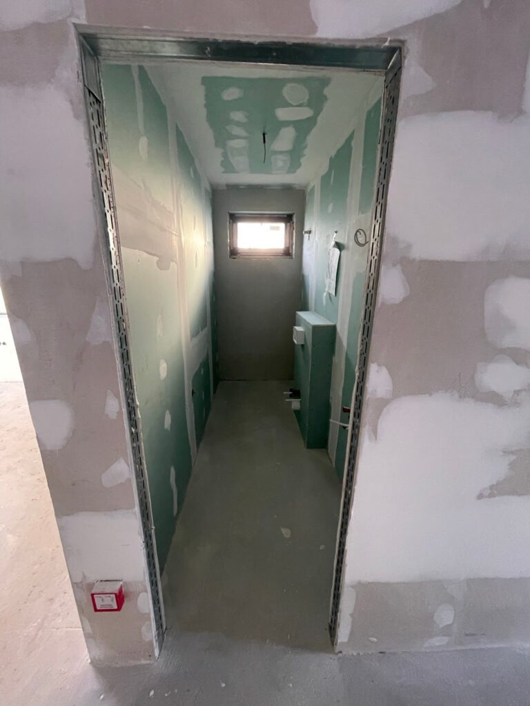 Felújítás alatt álló helyiség gipszkarton profil és gipszkarton glettelés előkészítéssel