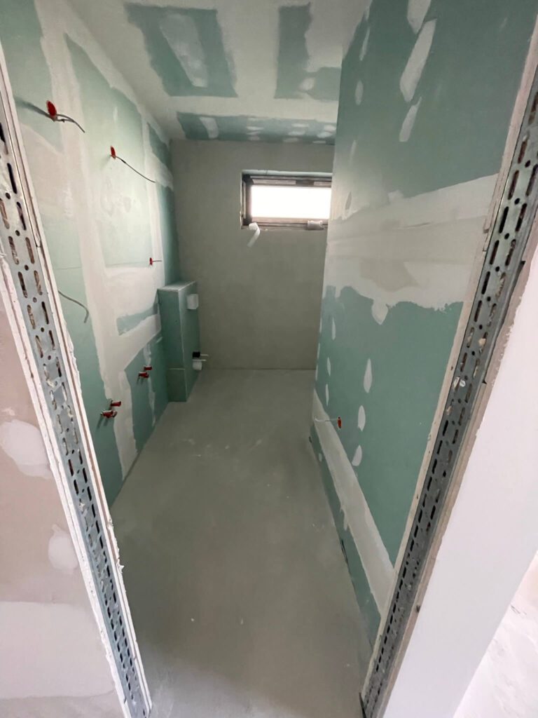 Gipszkarton szerelés alatt álló helyiség gipszkartonfal és előkészített felületekkel