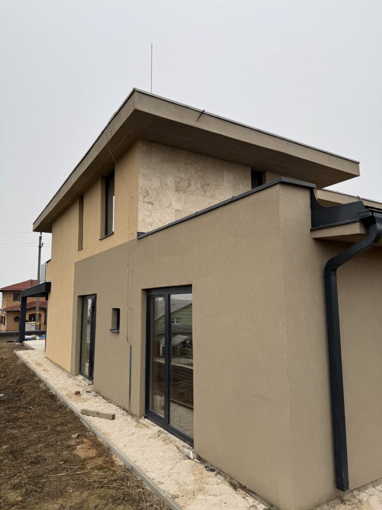 Modern ház új nyílászáró beépítéssel és letisztult külső megjelenéssel