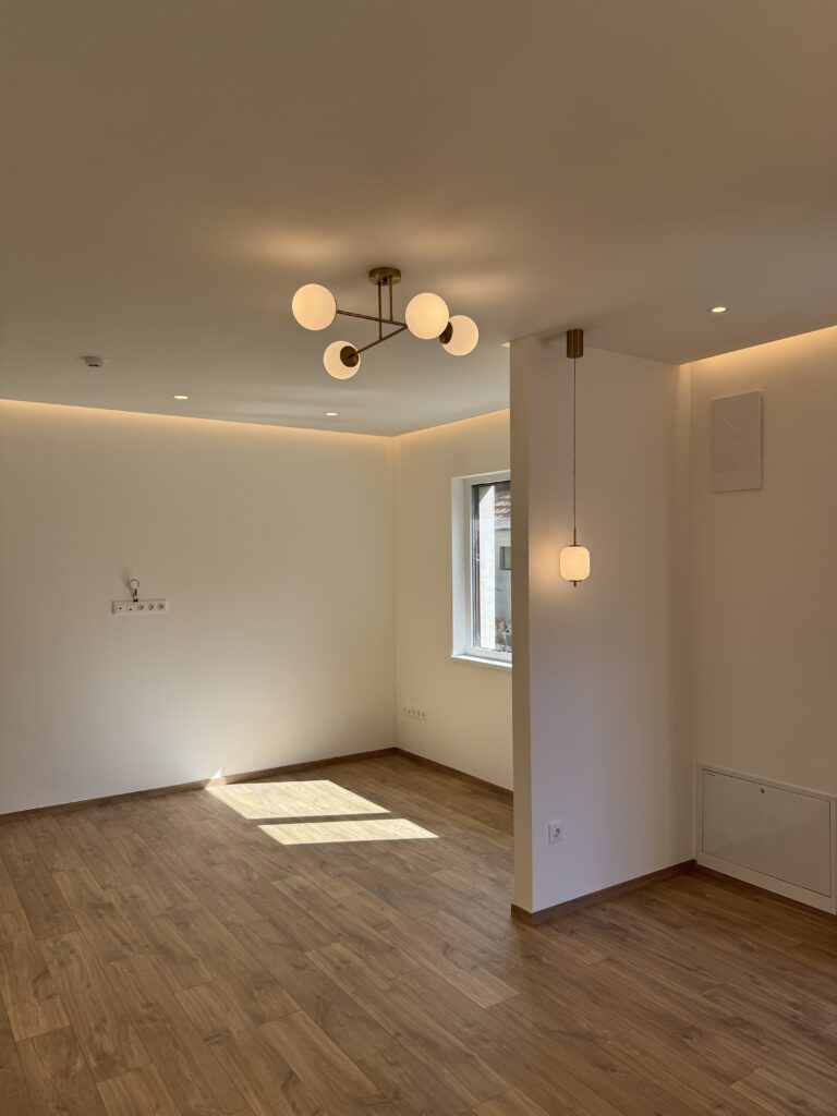 Nappali teljes körű lakásfelújítás után modern burkolattal és világítással