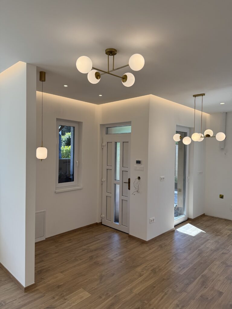 Egy lakás villanyszerelés után. Új kapcsoló, lámpa, konnektor. 