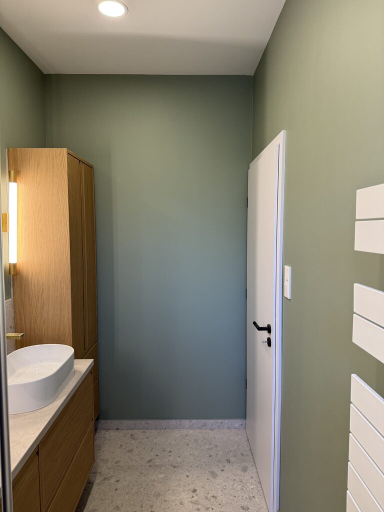 Felújított fürdőszoba fürdőszoba bútor és fürdőszoba mosdókagyló kialakítással