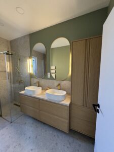 Felújított fürdőszoba elegáns burkolattal és modern fürdőszoba bútorral