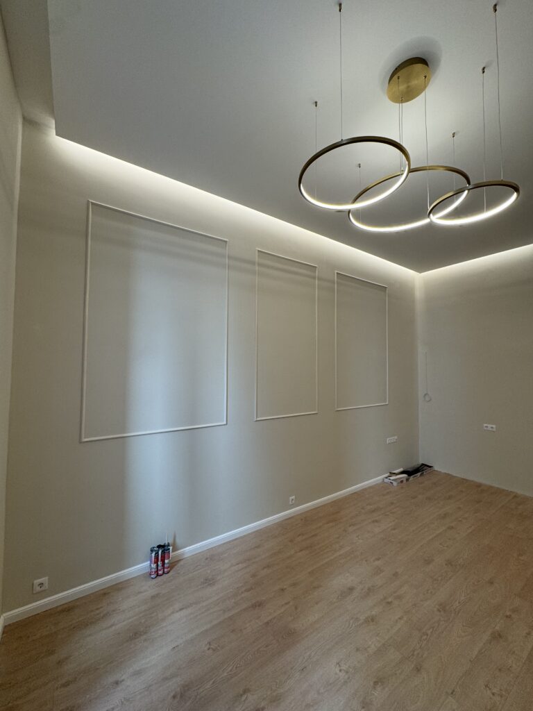 Egy nappali jól kivitelezett villanyszerelés és festés után.