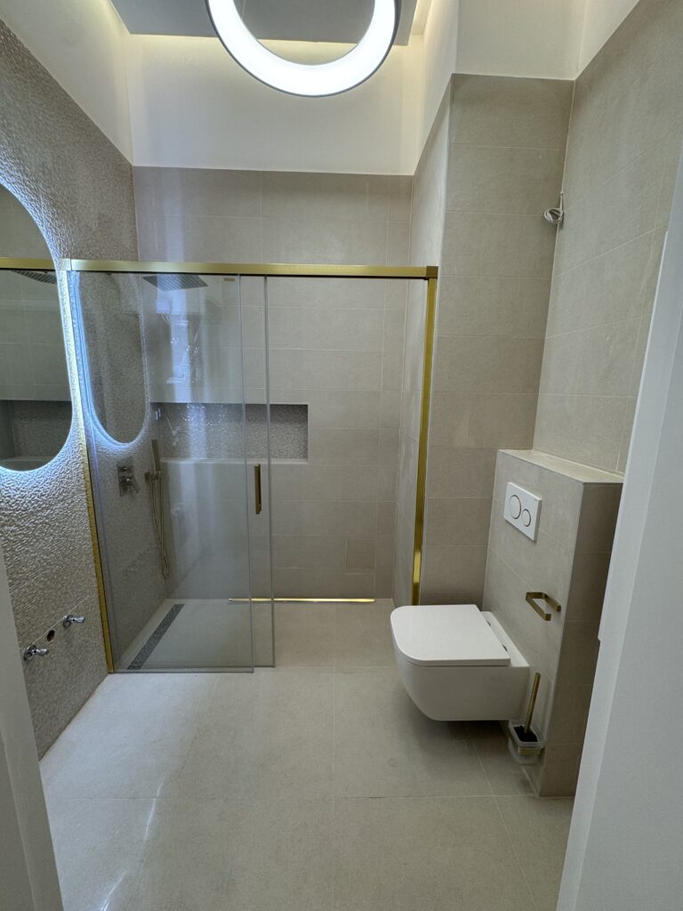 Felújított fürdőszoba igényes burkolással és szép fürdőszoba csempével