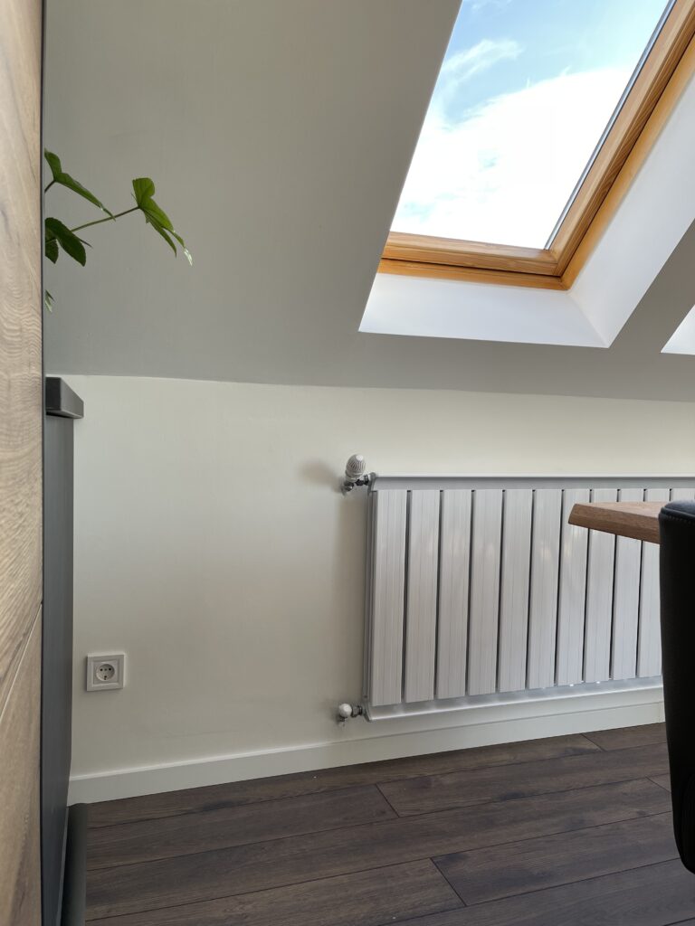 Egy modern fűtés kialakítása családi házban, ahol a hőszivattyús fűtés energiatakarékos megoldást biztosít.