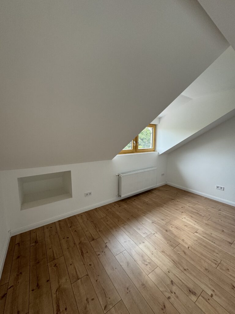 Felújított lakás belső tere minőségi laminált parketta burkolattal, tartós parketta felülettel és átgondolt megoldásokkal, ahol a választás a funkció és a reális parketta árak mentén született meg.