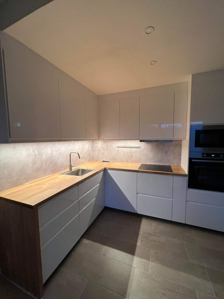 Hideg burkolás volt alkalmazva egy felújított konyhánál.