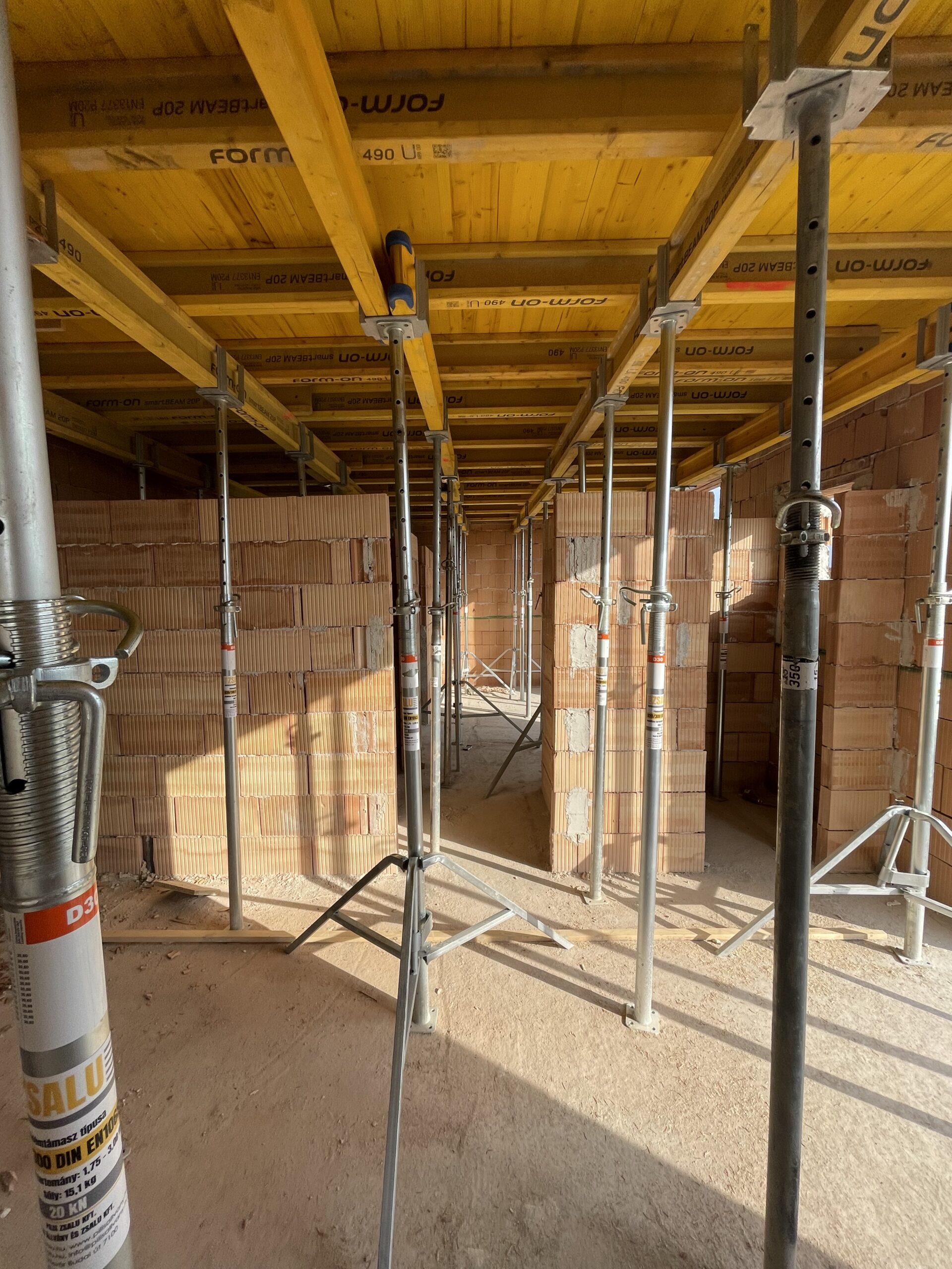 Egy ház építése könnyűszerkezetes technológiával, ahol a könnyűszerkezetes ház szerkezete jól látható a kivitelezés közben.