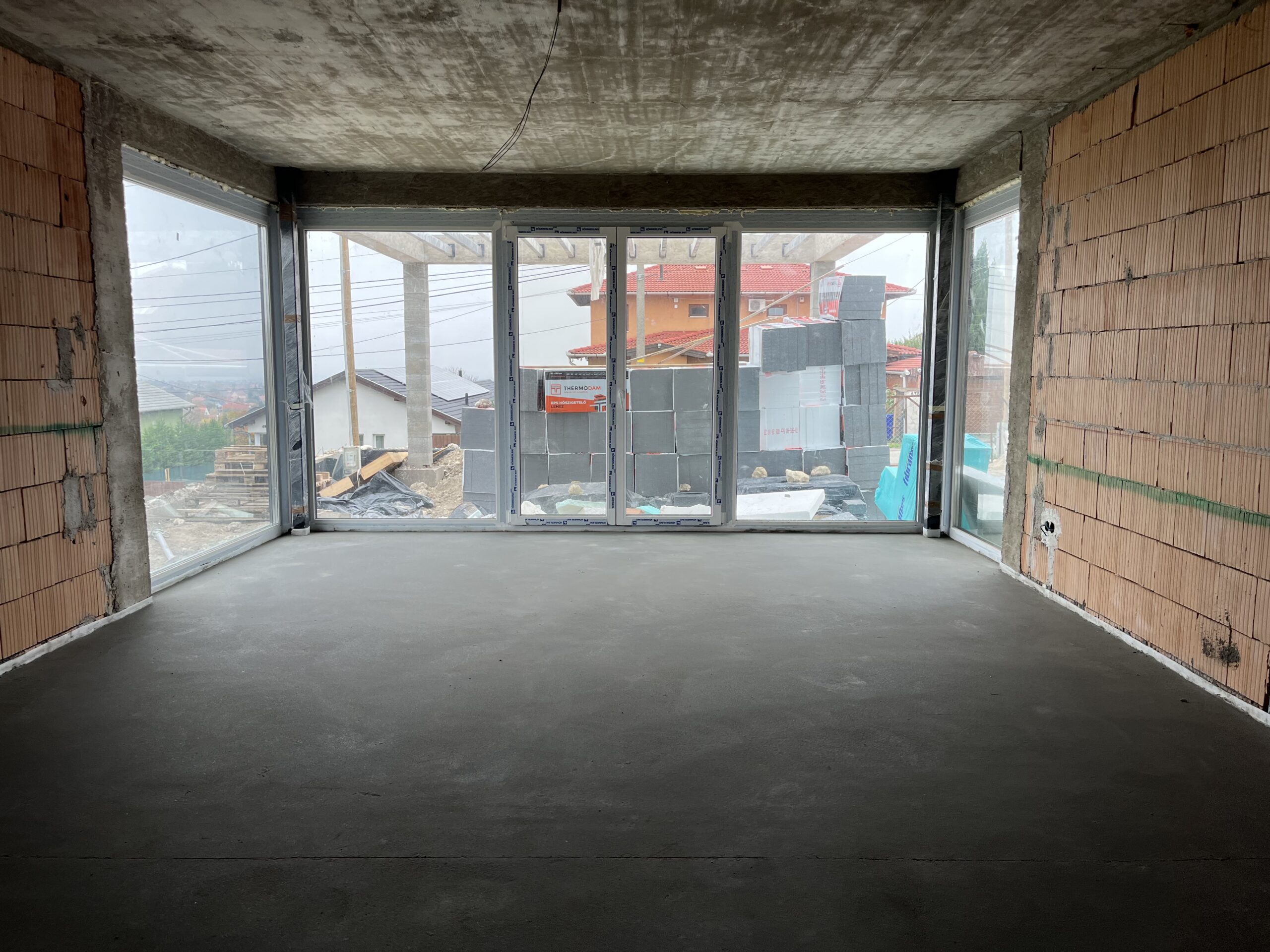 Egy felújított házban beépített új nyílászáró, amely javítja a hőszigetelést és hosszú távon kedvezően hat a szigetelés árak megtérülésére.