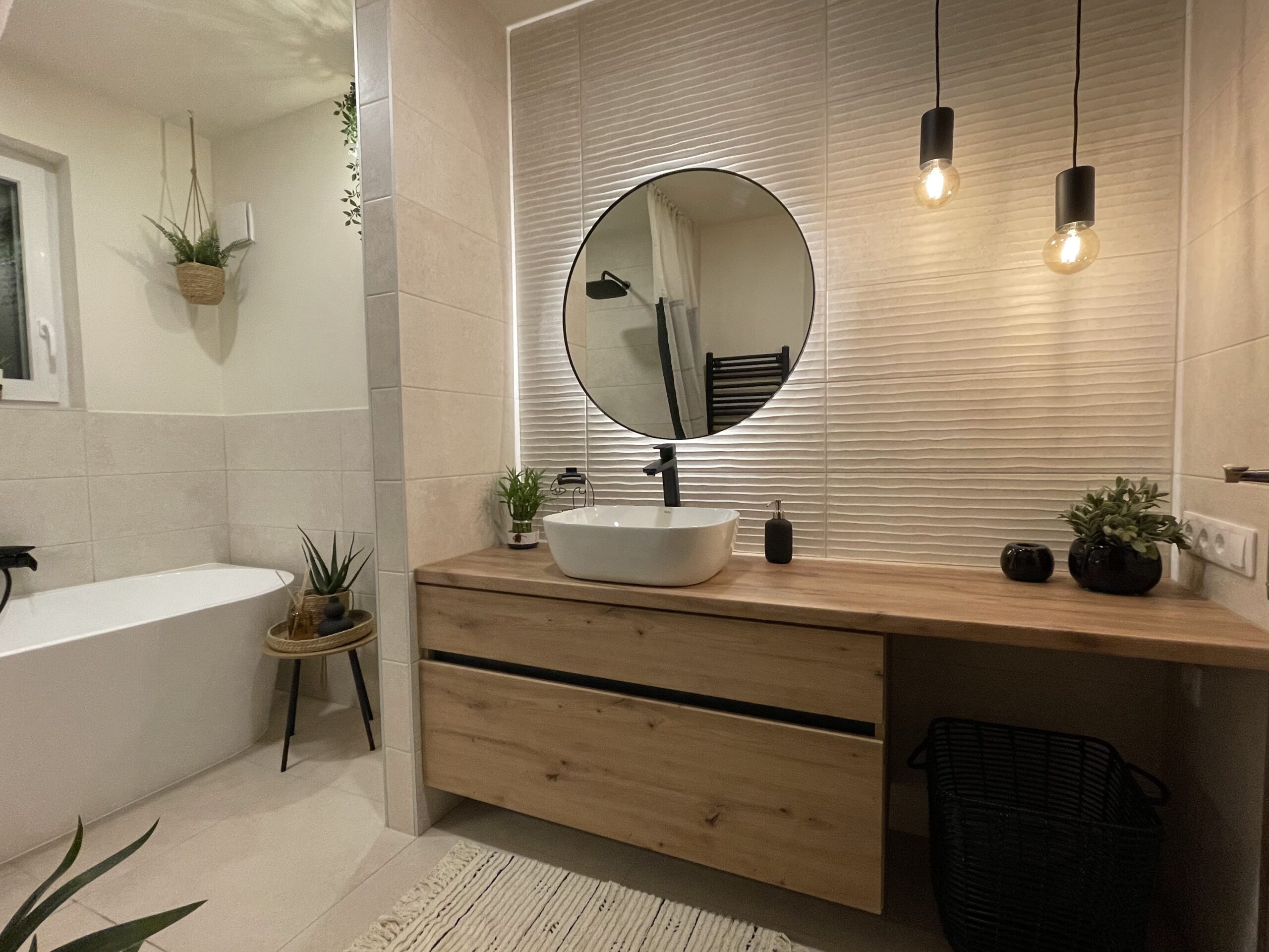 Felújított lakás részlete a gondosan kivitelezett lakásfelújítás során, ahol a minőségi anyaghasználat és az átgondolt fürdőszoba felújítás időtálló, letisztult végeredményt ad.