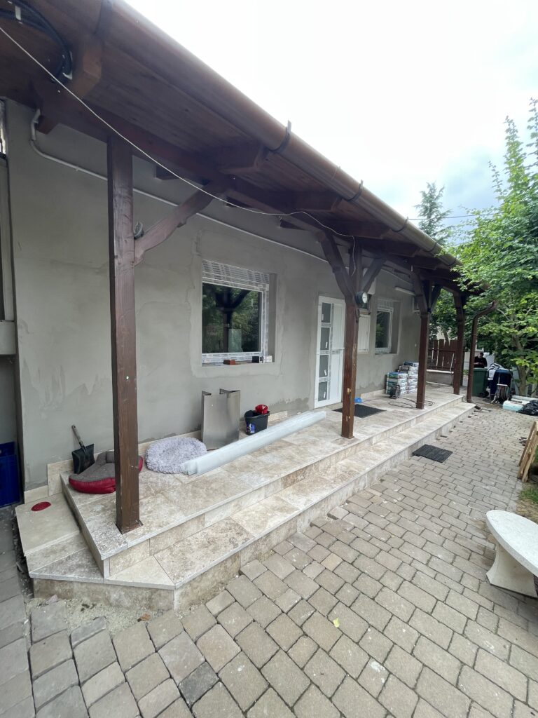 Fedett terasz és térkő burkolat a kert részeként ahol a kert tervezés már a ház kialakításakor megtörtént