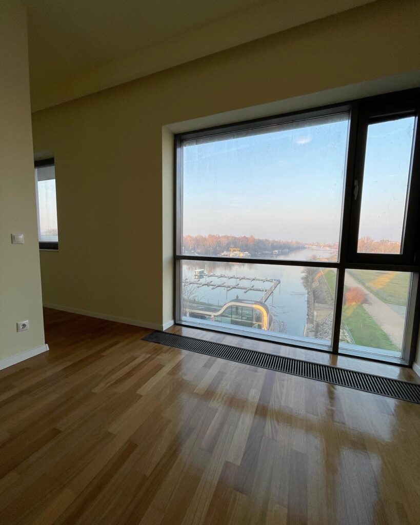 Egy szobában új laminált parketta és parketta szegély.