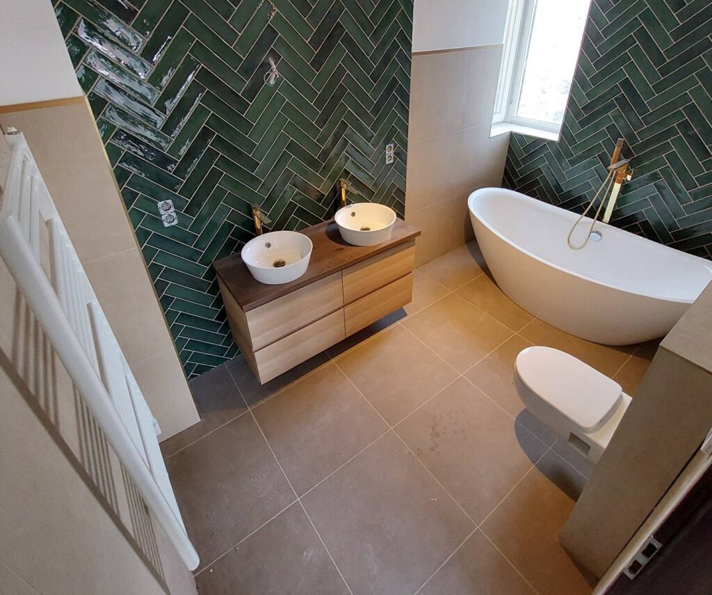 Fürdőszoba csempék variájiója lakásfelújítás után.