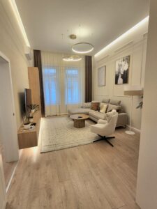 Egy szépen felújított polgári lakás nappalija új nappali bútorral.