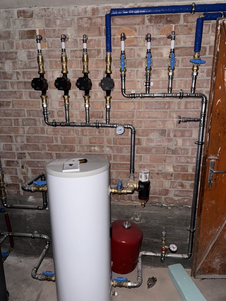 Modern fűtés technológia rendszer egy okos otthonban.